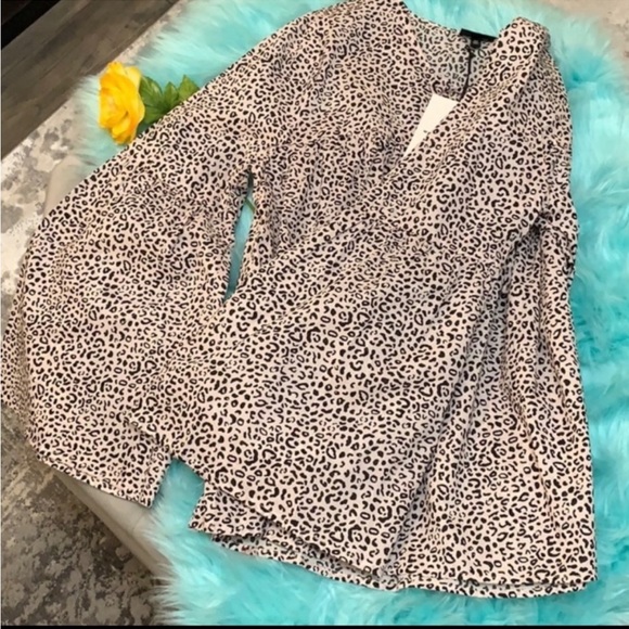 Leopard Animal Print Bell Sleeved Top by Who What Wear Sz Medium NEW! - Picture 2 of 5